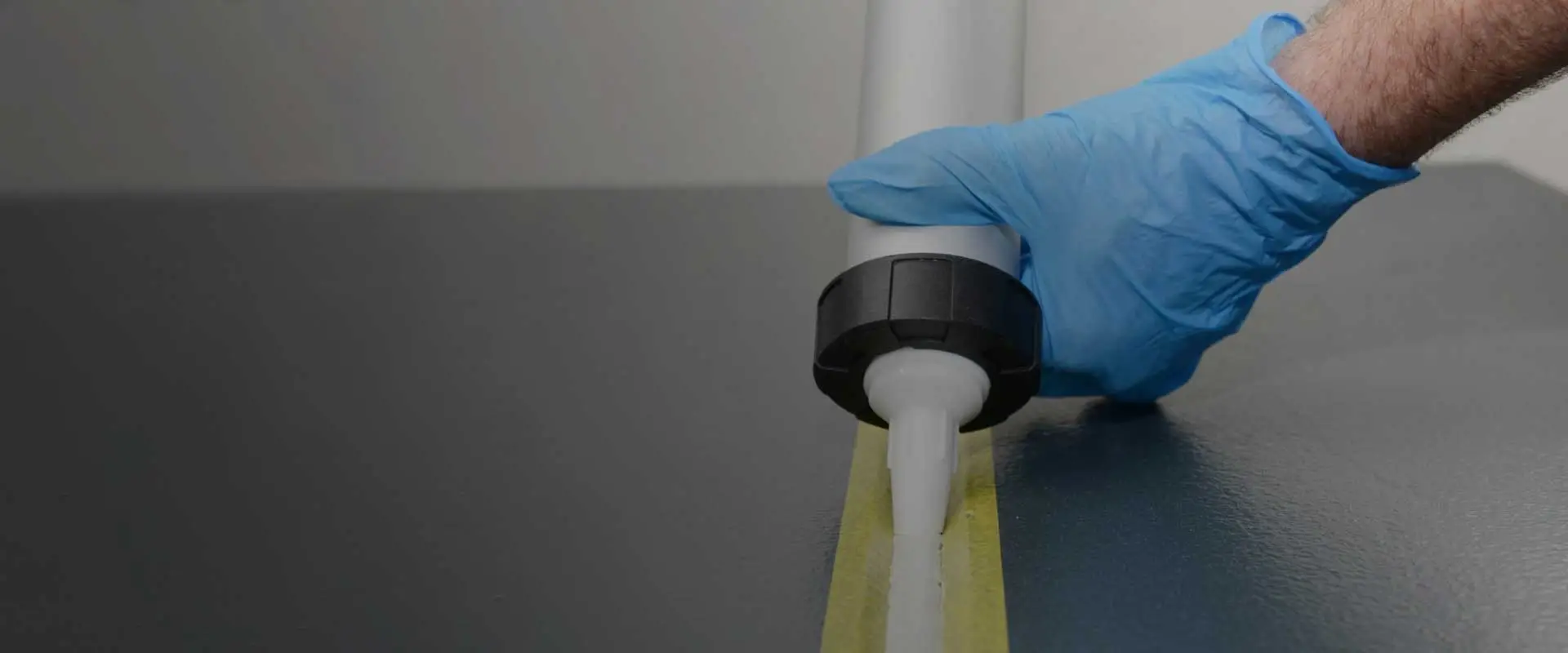 Eéncomponentige, oplosmiddelvrije voegafdichting van MC-Bauchemie
